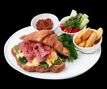 Roast Beef Egg Kruvasan Kahvaltı